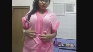 Indian beauty satisfies herself with her hands in arousing clip