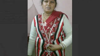 Indian married woman has sexual encounter with neighbor man in video collection