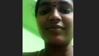 Village bhabhi flaunts her physical attributes