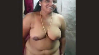 A voluptuous Tamil aunty undresses to showcase her enticing physique