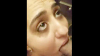 Indian beauty gives a satisfying oral pleasure