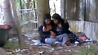 Teen Indian girl gives oral sex in public park