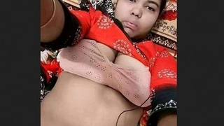 Indian village matron stimulates herself intimately