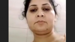 Married Pakistani aunt displays her beautiful pussy