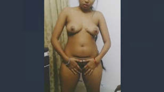 Indian housewife reveals her intimate parts in Part 1