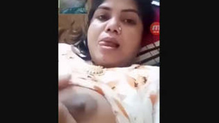 A sultry married Indian bhabi puts on a seductive display