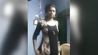 Small hulking Tamil girl changes her dress to livecam