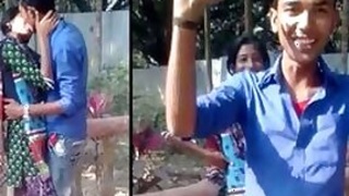 Open Desi mms clip of a slender Indian girl caught kissing her lover