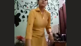 Aunt Desi's bathing session secretly filmed