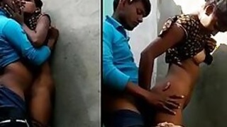 Viral Desi mms video of Indian lovers caught having sex outdoors