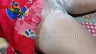 Desi guy penetrates and fondles XXX pussy after covering it with powder