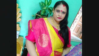 A seductive boudi gets intimate in a clothing boutique