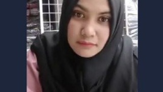 Salesgirl from Pakistan gets intimate with her customer