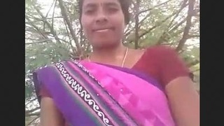 Indian housewife flaunts her intimate area