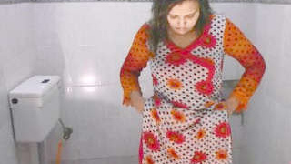 Indian couple takes a bath post-intercourse