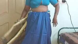 Indian auntswitches her saree