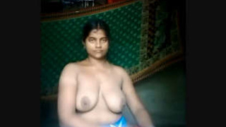 Indian village girl reveals her bare form