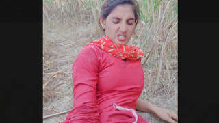Freshly leaked outdoor video of a charming Indian woman engaging in sexual activity
