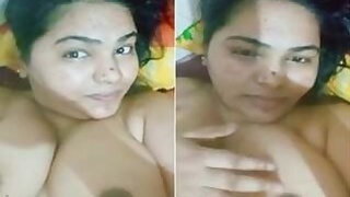 Super Sexy Bhabhi Shows Her Big Boobs